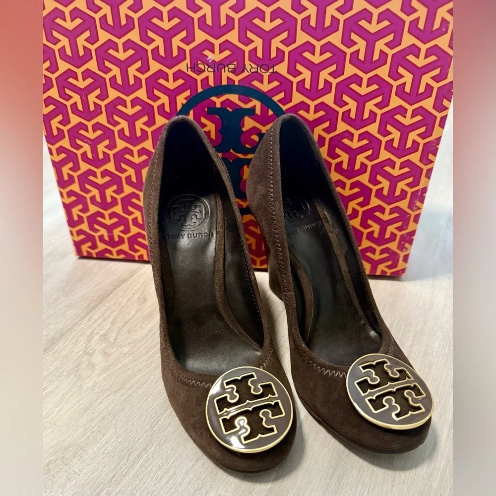 Tory Burch Sophie Brown Suede Wedge Pumps Round Logo  Shoe Size US 5